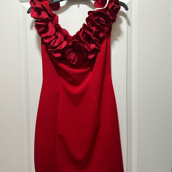 Beautiful red dress and still news - Picture 3 of 3